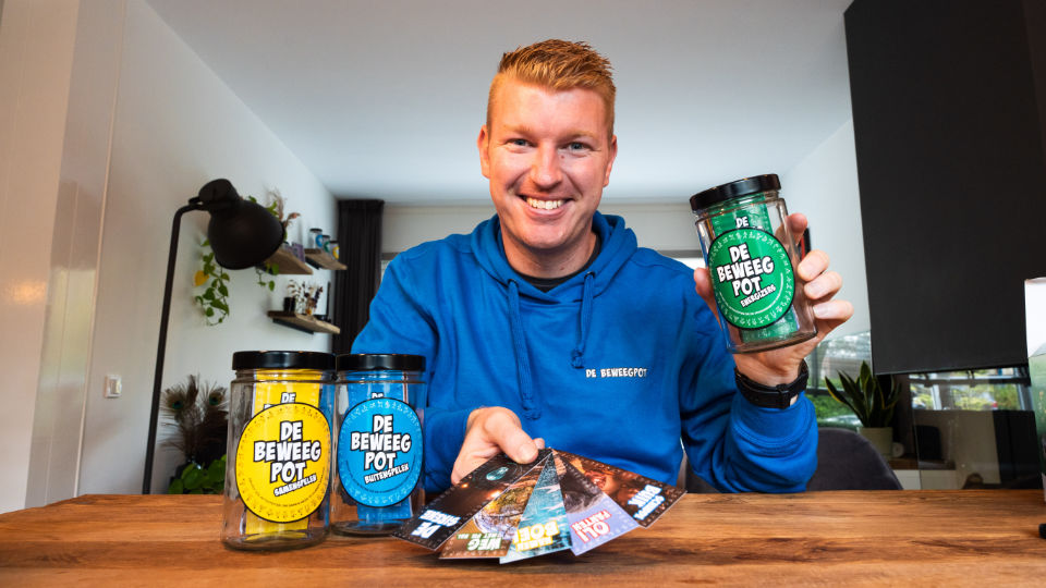 Timo Vogels aan tafel met beweegpotten