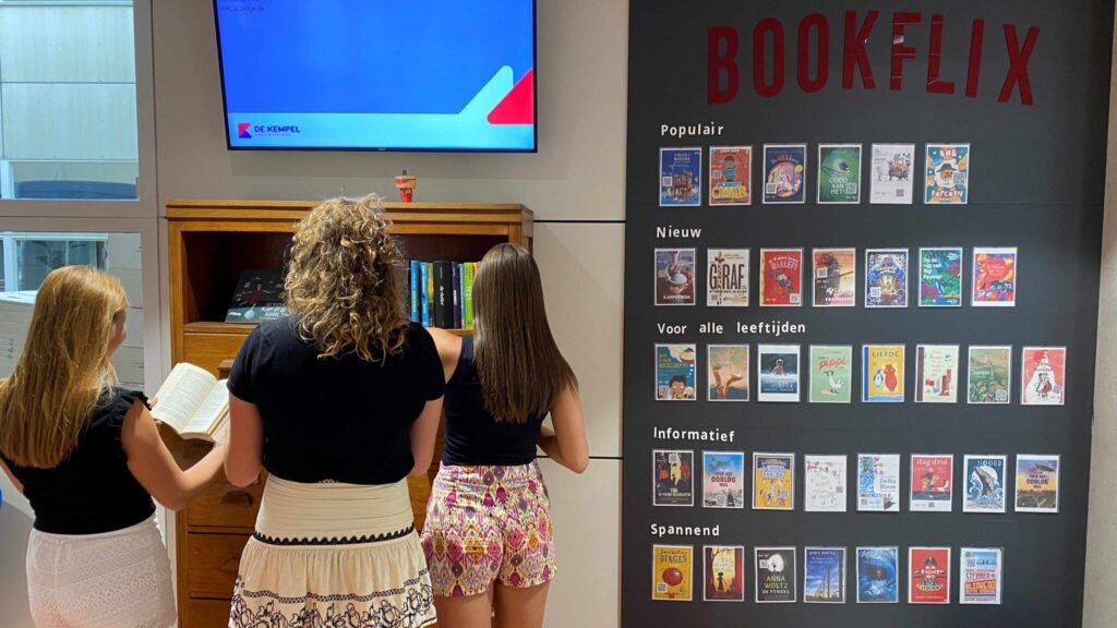 Studenten voor een boekenkast