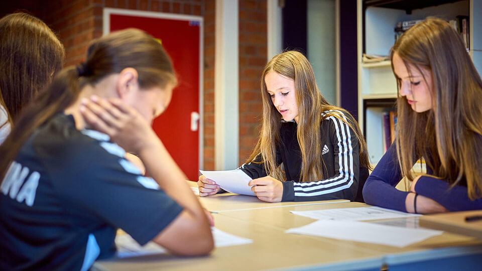 vier leerlingen werken aan een opdracht