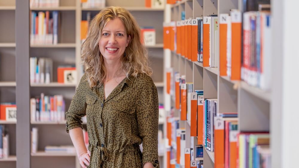 Janneke Sleenhof poseert in de mediatheek.