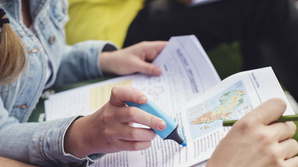 Leerlingen studeren samen geschiedenis en markeren belangrijke stukken