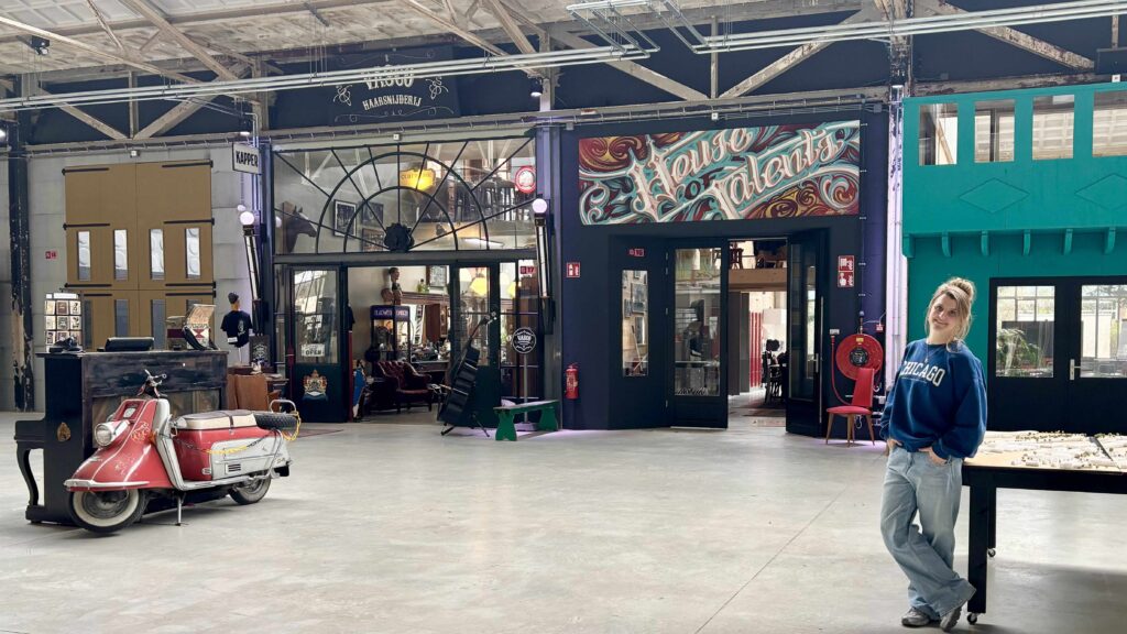 Docent in een oude fabriekshal