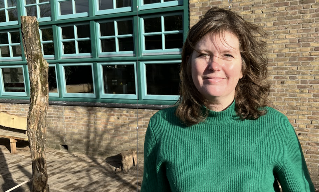 Lerares Karen van Geet op het schoolplein