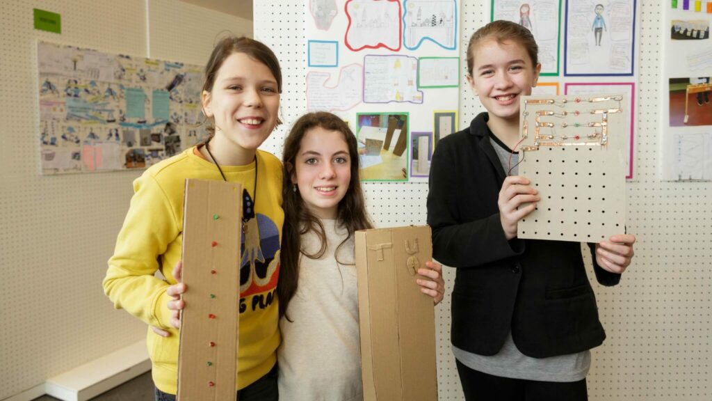 Drie leerlingen showen hun prototype