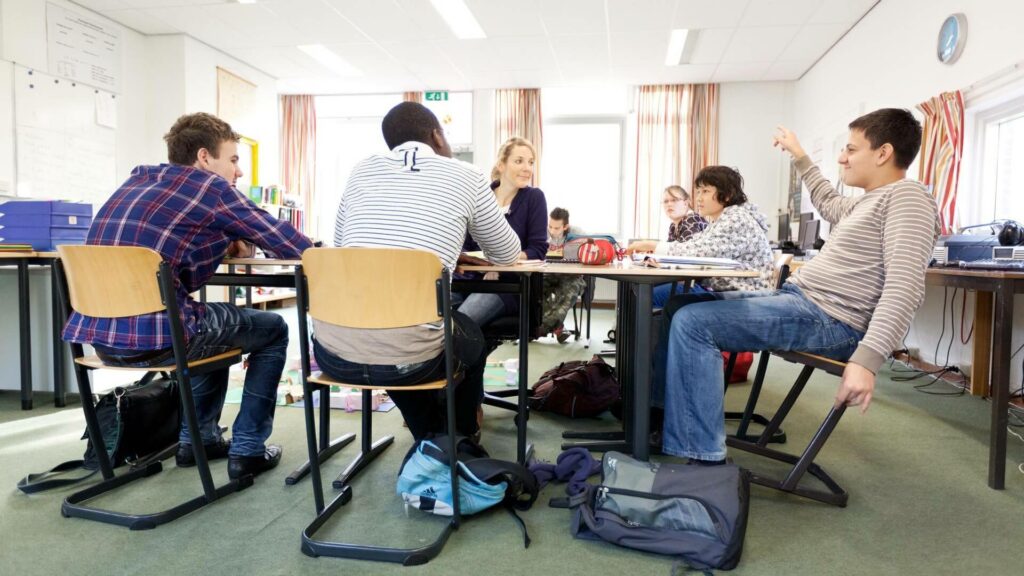 Leerlingen hebben les in een kleine klas.