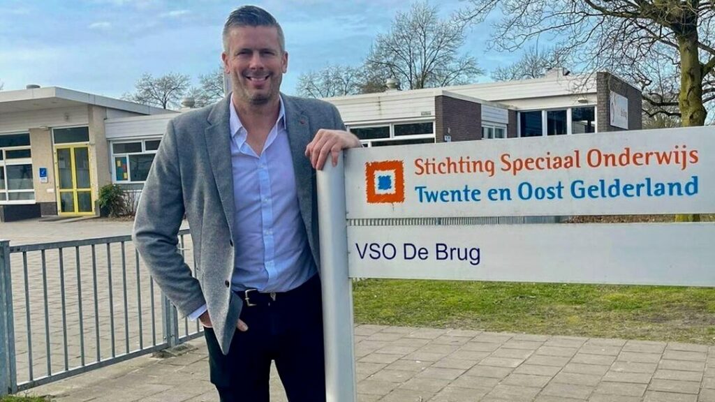 VSO-leraar Martijn Bos poseert voor zijn school