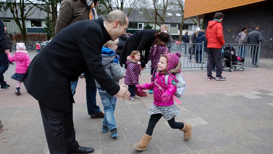 Vader en dochter op het schoolplein