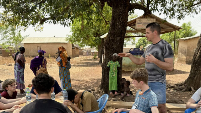 Pim van Tol met zijn leerlingen in Ghana