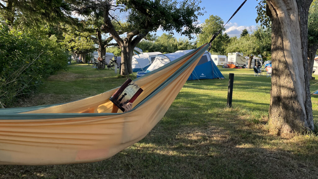 lezen in een hangmat op de camping