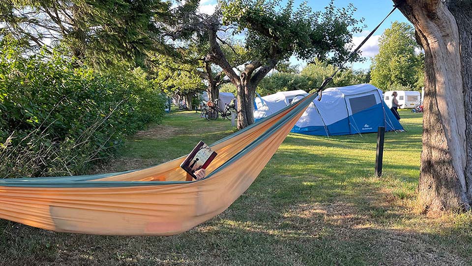Lezen in een hangmat op de camping