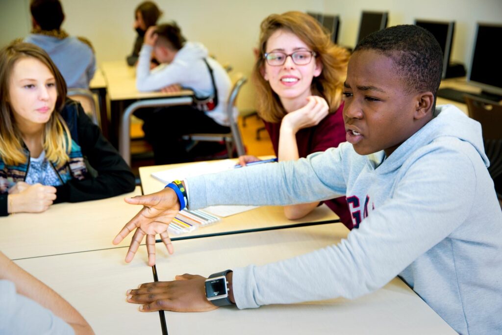 Leerlingen in de klas zijn in discussie