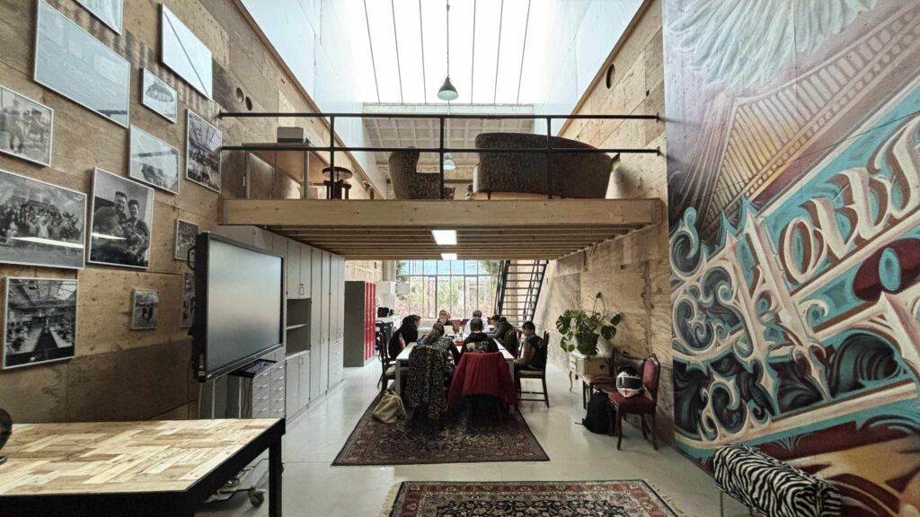 een klaslokaal in een oude fabriekshal