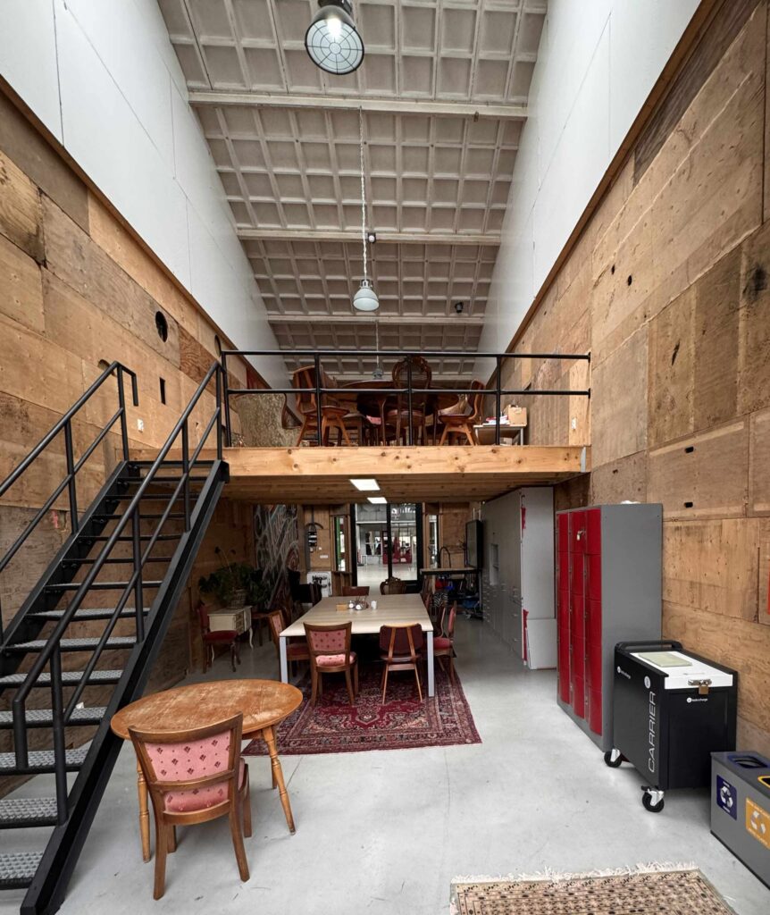 klaslokaal in een oude fabriekshal