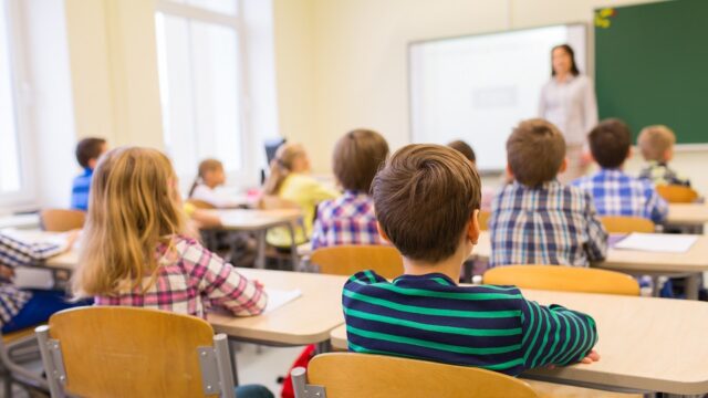 leerlingen in de klas naast elkaar geplaatst