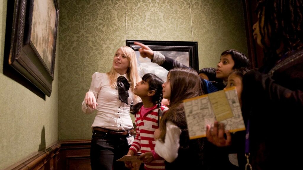 Een groep basisschoolleerlingen krijgt een rondleiding in het Mauritshuis. 