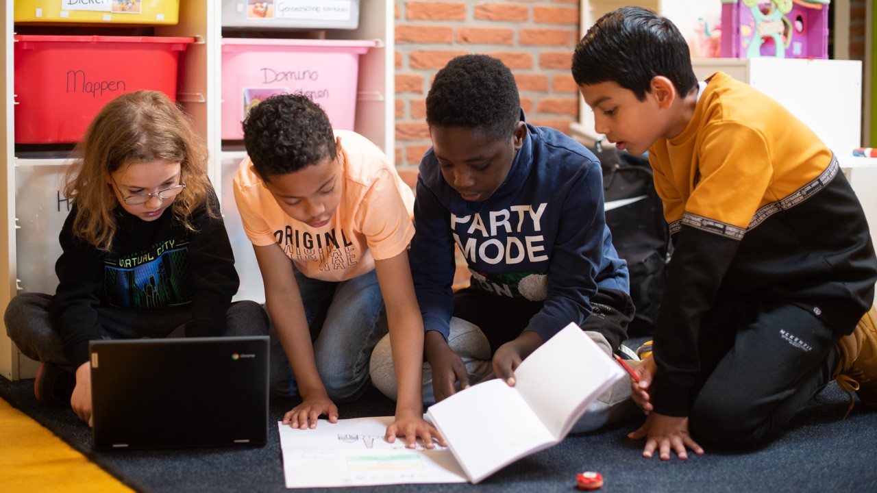 leerlingen werken samen aan een werkstuk