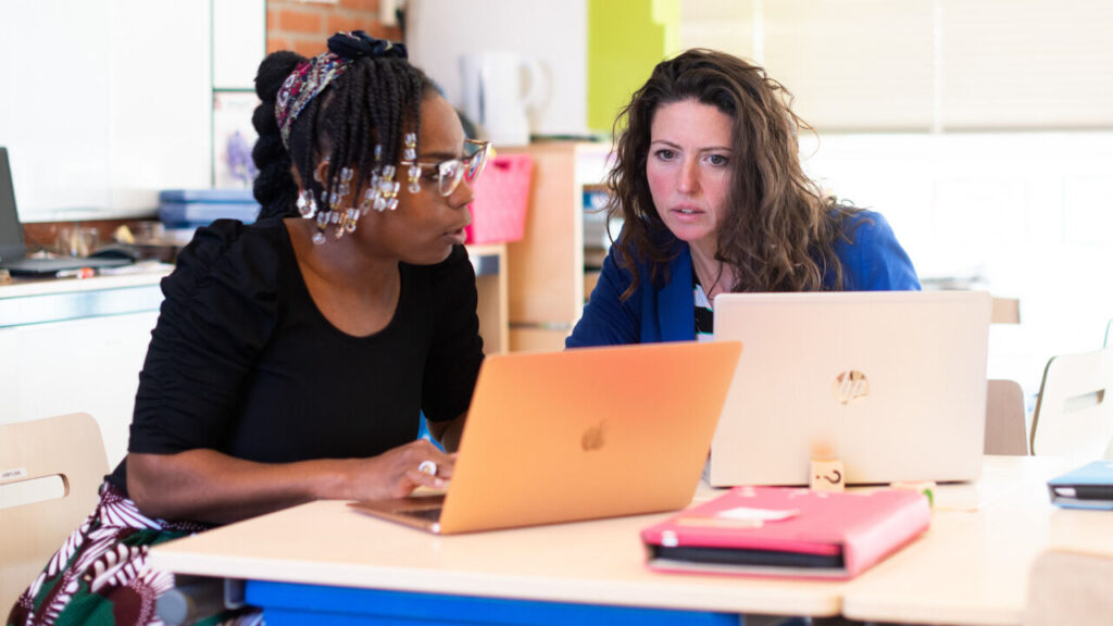 juffen overleggen achter laptops